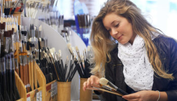 women-pick-brush women-pick-brush